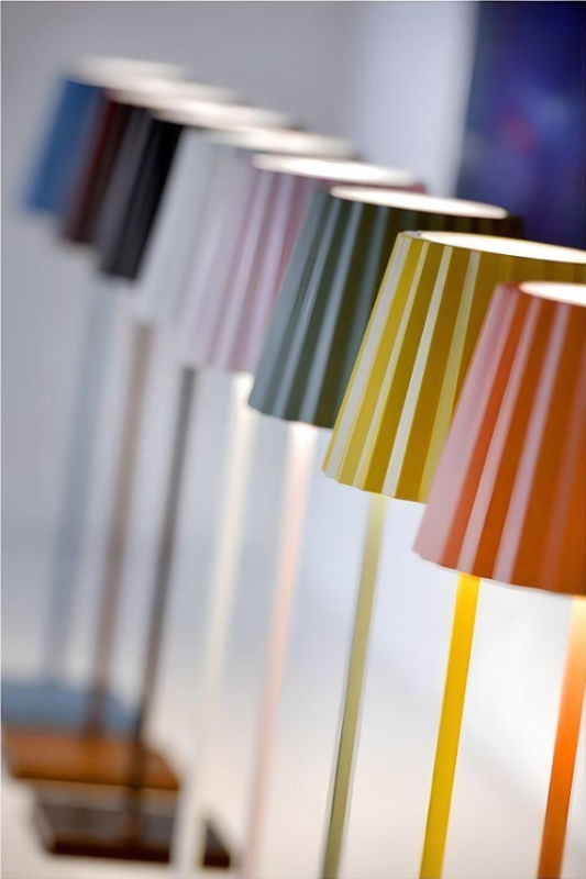 lampada LED ricaricabile di design elegante